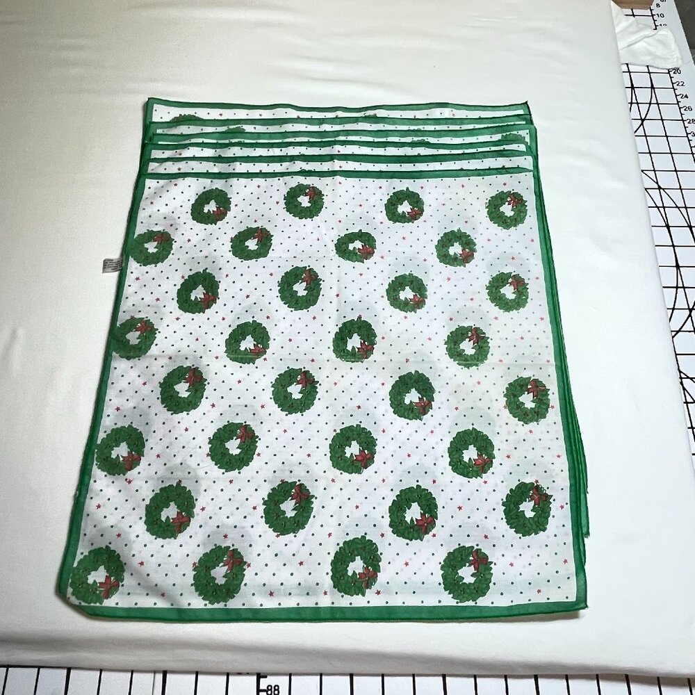 Pier 1 Cloth Christmas Napkins with Wreath designs set of 6 (JCLin-04)